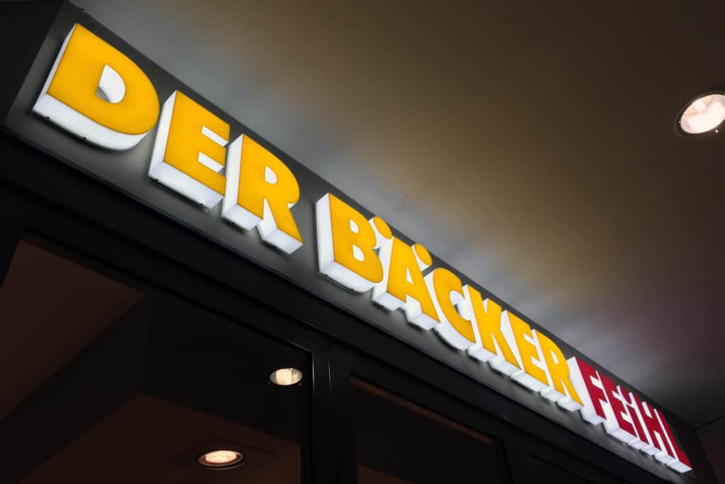 Leuchtbuchstaben als Außenwerbung für den Bäcker Fehl aus Berlin - Detailansicht