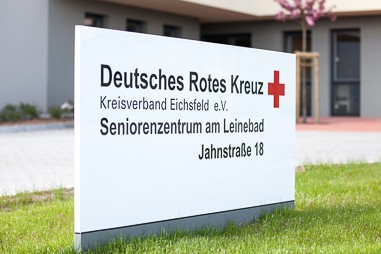 Werbepylon Firmenschild Außenwerbung Stehle Pylon Schild DRK Deutsches Rotes Kreuz Seniorenzentrum Leinefelde