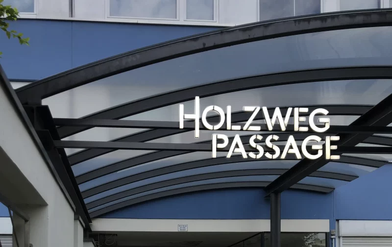 Fräsbuchstaben Holzweg-Passage in Monheim