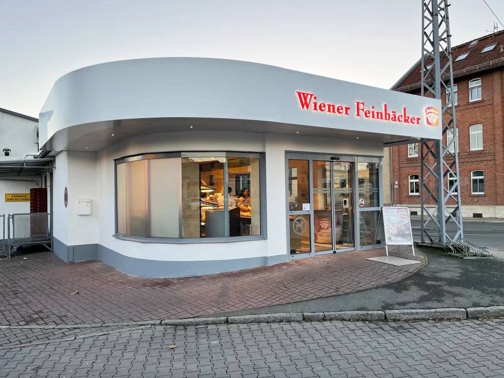 Wiener Feinbäcker Heberer Fassade Leuchtbuchstaben von links