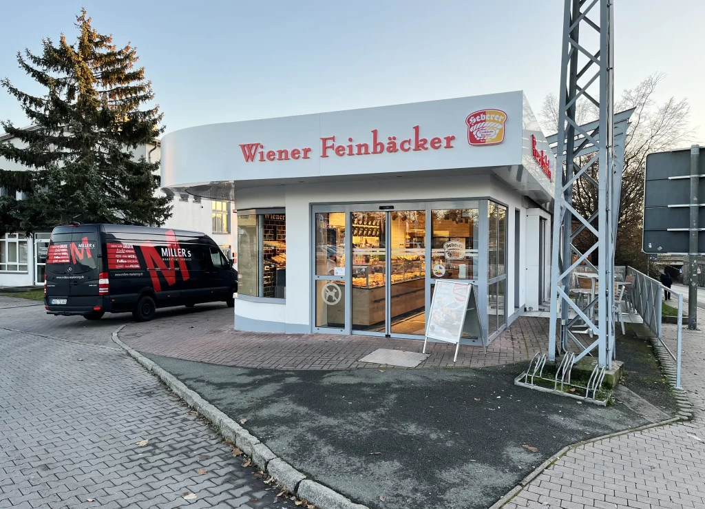 Wiener Feinbäcker Heberer Fassade Leuchtbuchstaben von rechts