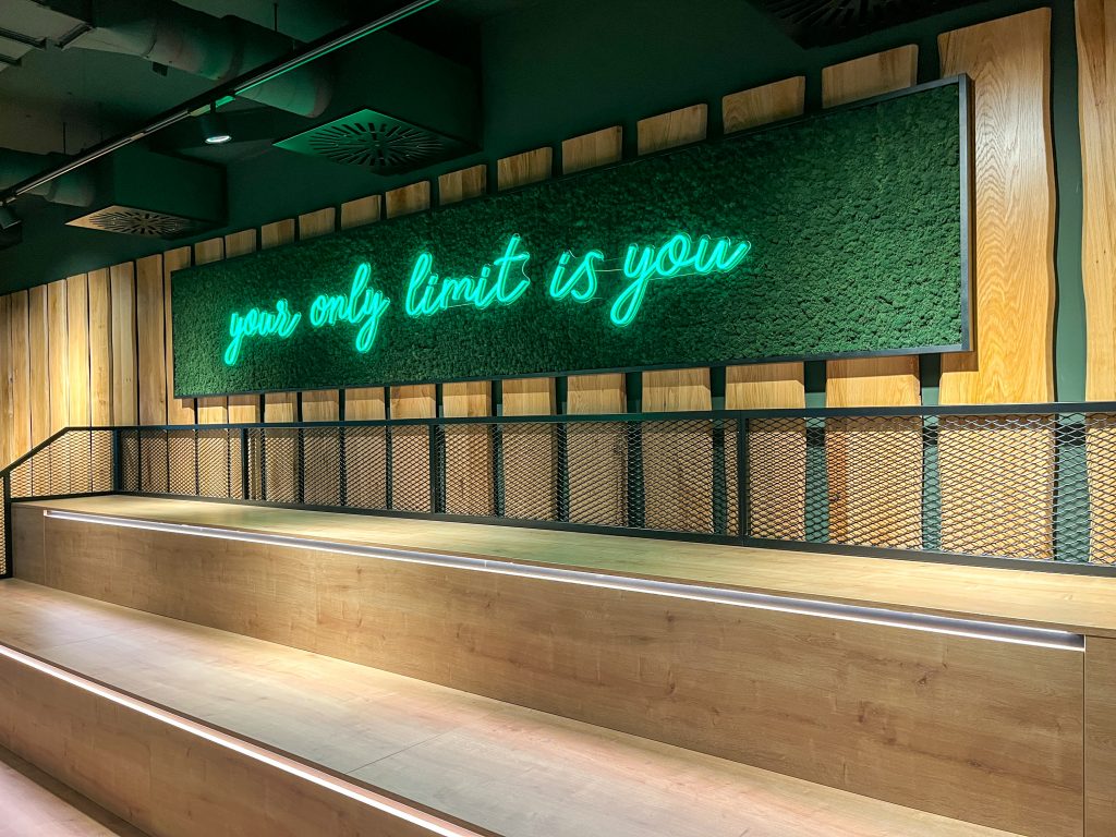 Vitalpark Fitnessbereich led neon schriftzug auf moos