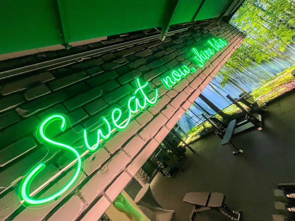 Vitalpark Fitnessbereich led neon schriftzug links seitlich