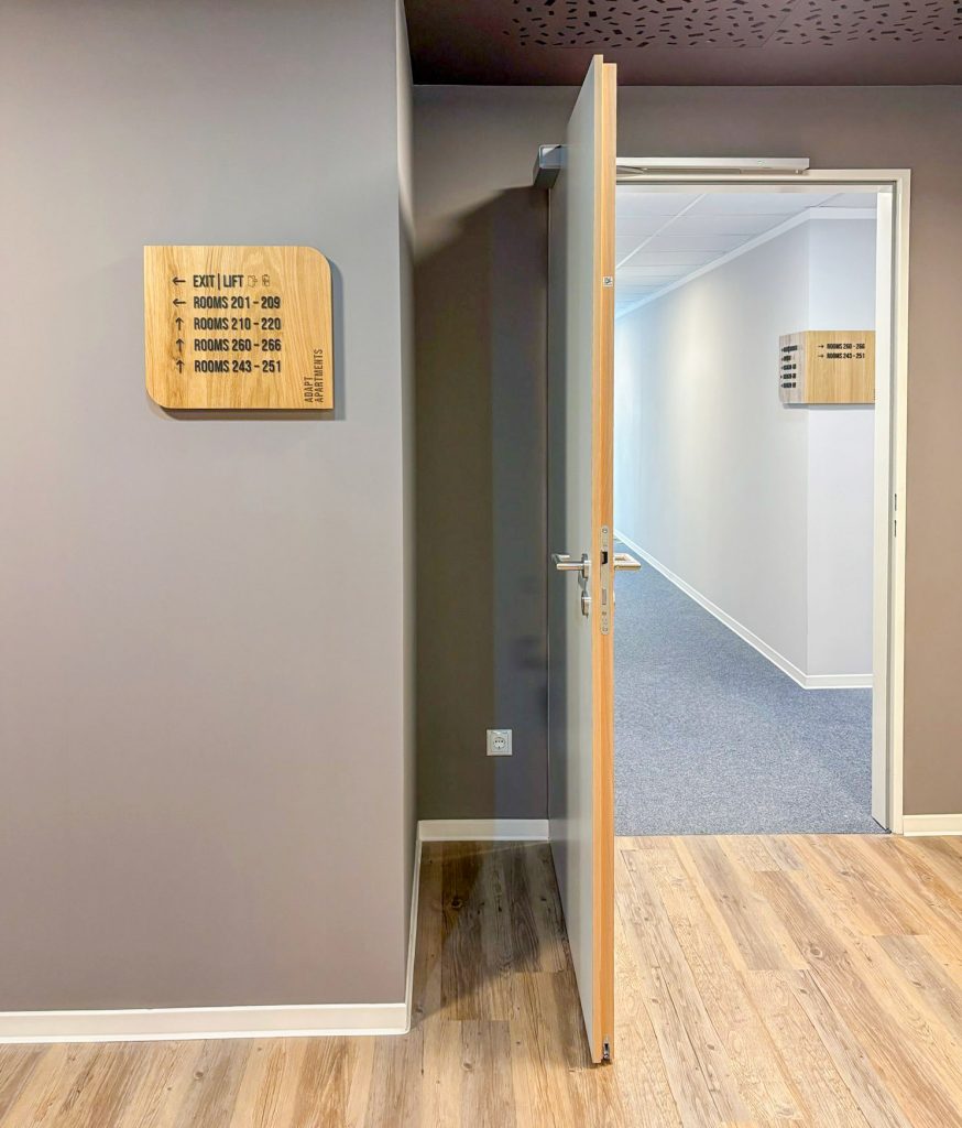 doebrich kohl adapt hotel siegen wegweiser eiche stabverleimt acrylbuchstaben durchgang