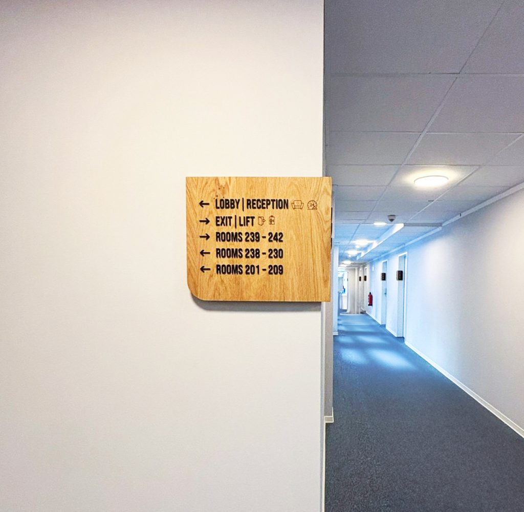 doebrich kohl adapt hotel siegen wegweiser eiche stabverleimt acrylbuchstaben frontal