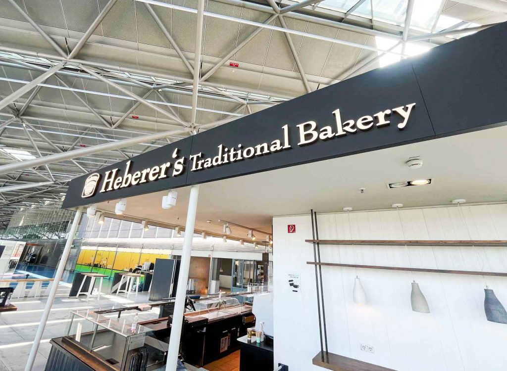 heberer koeln bonn airport leuchtschriftzug seitlich