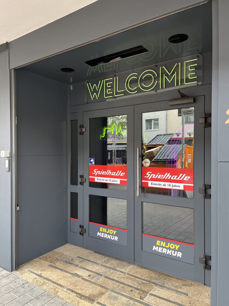 merkur hanau eingang leuchtschriftzug scheibenbeschriftung