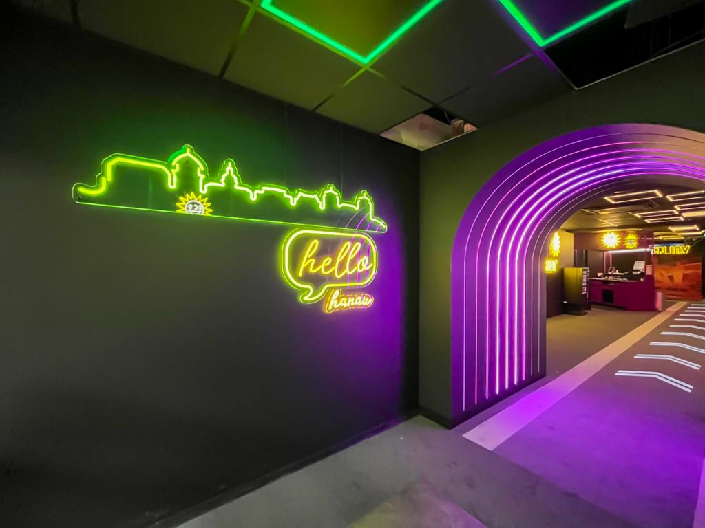 merkur hanau led tunnel schriftzug hello hanau