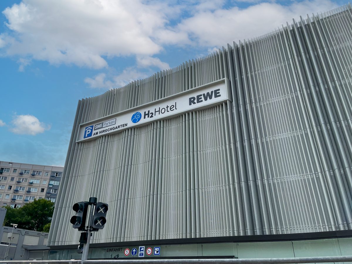 parkhaus am hirschgarten erfurt fassadenbeschriftung vollacrylbuchstaben