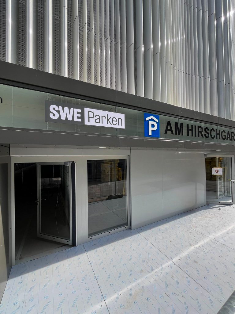 parkhaus am hirschgarten erfurt fassadenbeschriftung vollacrylbuchstaben unten