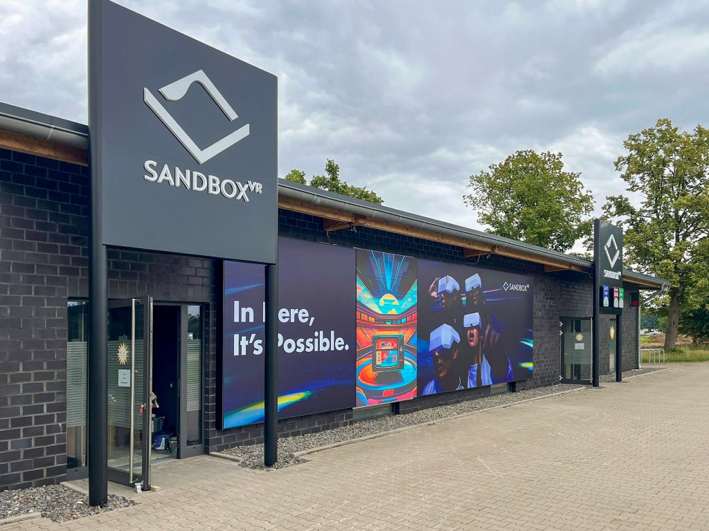 projekt x sandbox pylon hinterleuchtete buchstaben spanntuchanlage videowall
