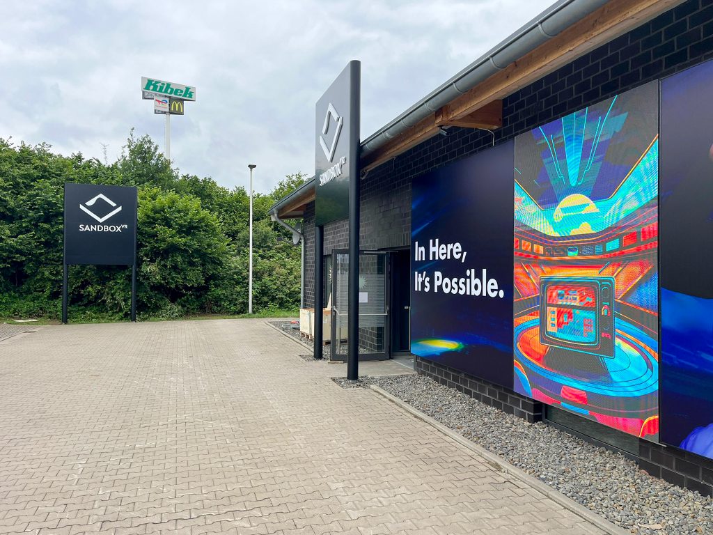 projekt x sandbox pylon hinterleuchtete buchstaben spanntuchanlage videowall 2