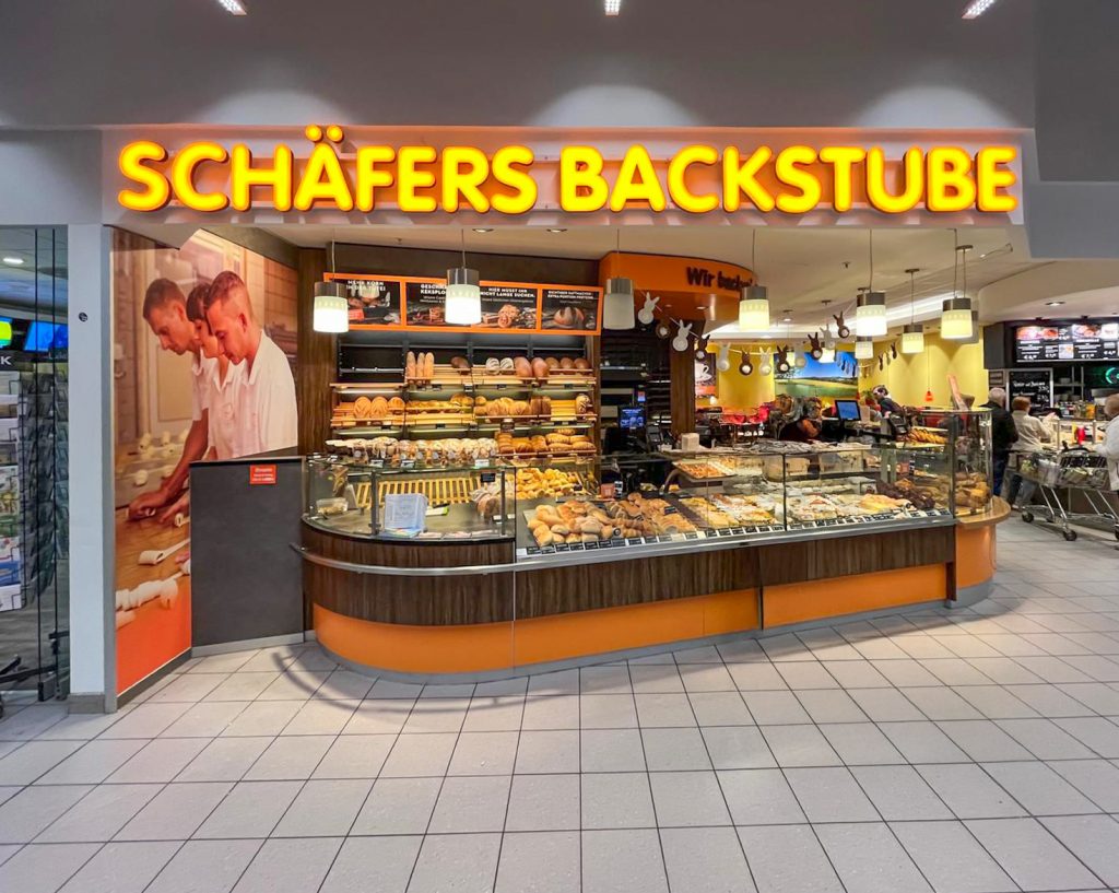 schaefers backstube chemnitz kaufland vollacrylbuchstaben orange ausgeleuchtet LEDs frontal