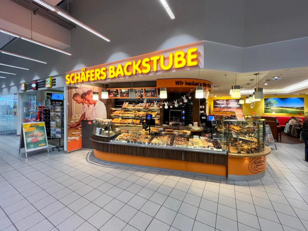 schaefers backstube chemnitz kaufland vollacrylbuchstaben orange ausgeleuchtet LEDs schraeg rechts