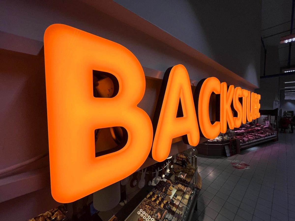 schaefers backstube chemnitz kaufland vollacrylbuchstaben orange ausgeleuchtet LEDs seitlich nah