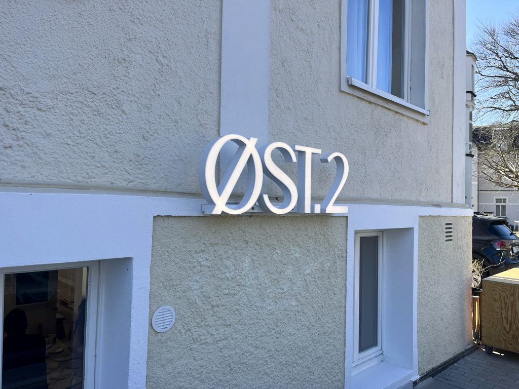 villa astoria kuehlungsborn ost 2 schriftzug leuchtbuchstaben