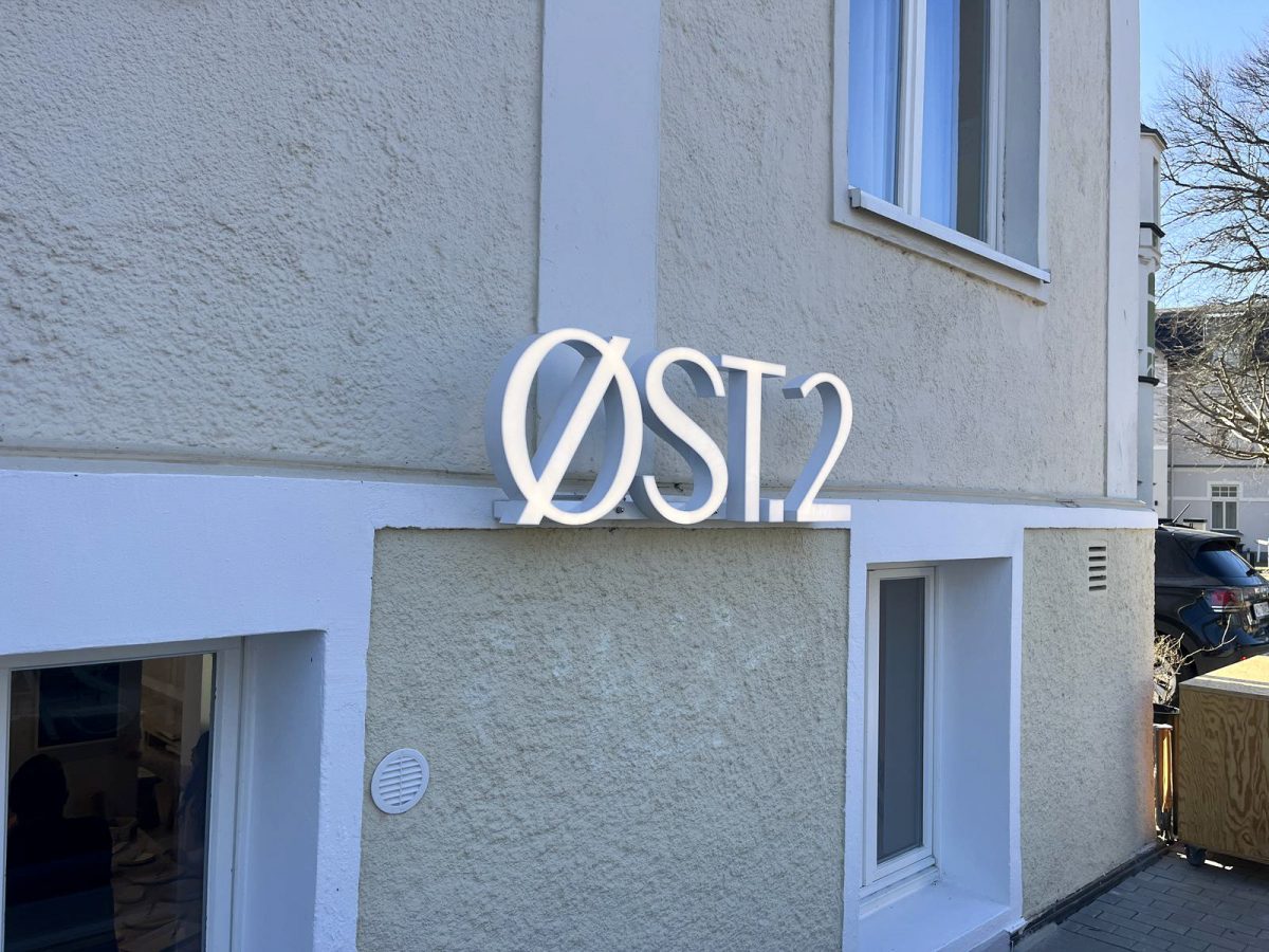 villa astoria kuehlungsborn ost 2 schriftzug leuchtbuchstaben seitlich links