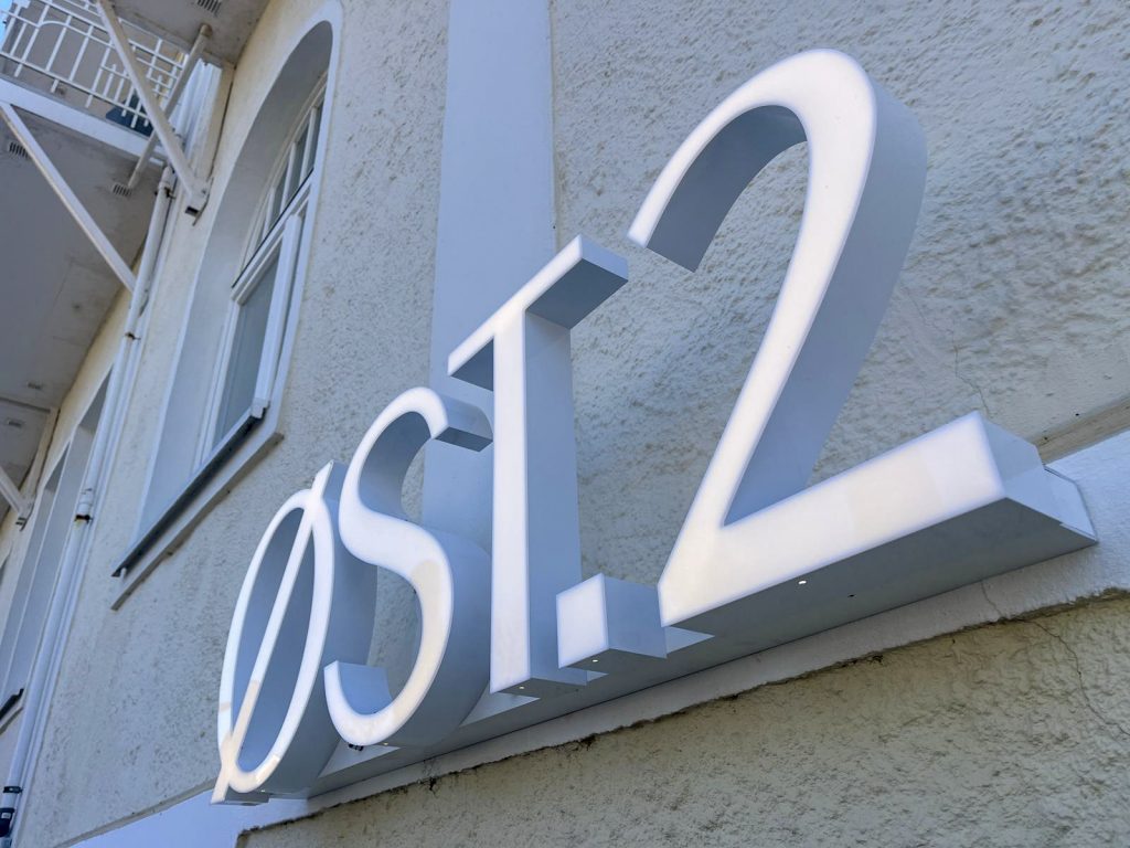 villa astoria kuehlungsborn ost 2 schriftzug leuchtbuchstaben