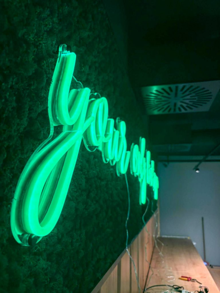 vitalpark fitnessbereich led neon schriftzug individuell gefertigt 1