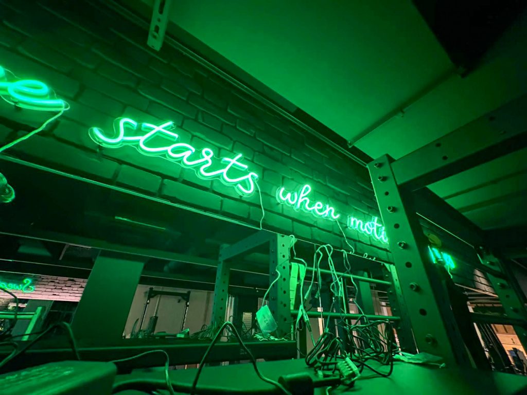 vitalpark fitnessbereich led neon schriftzug individuell gefertigt 2