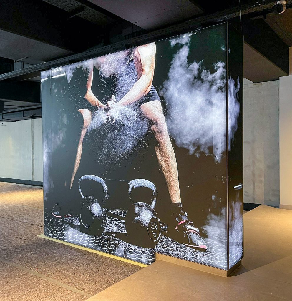 vitalpark fitnessbereich textilspannrahmen backlightbanner saeule 1