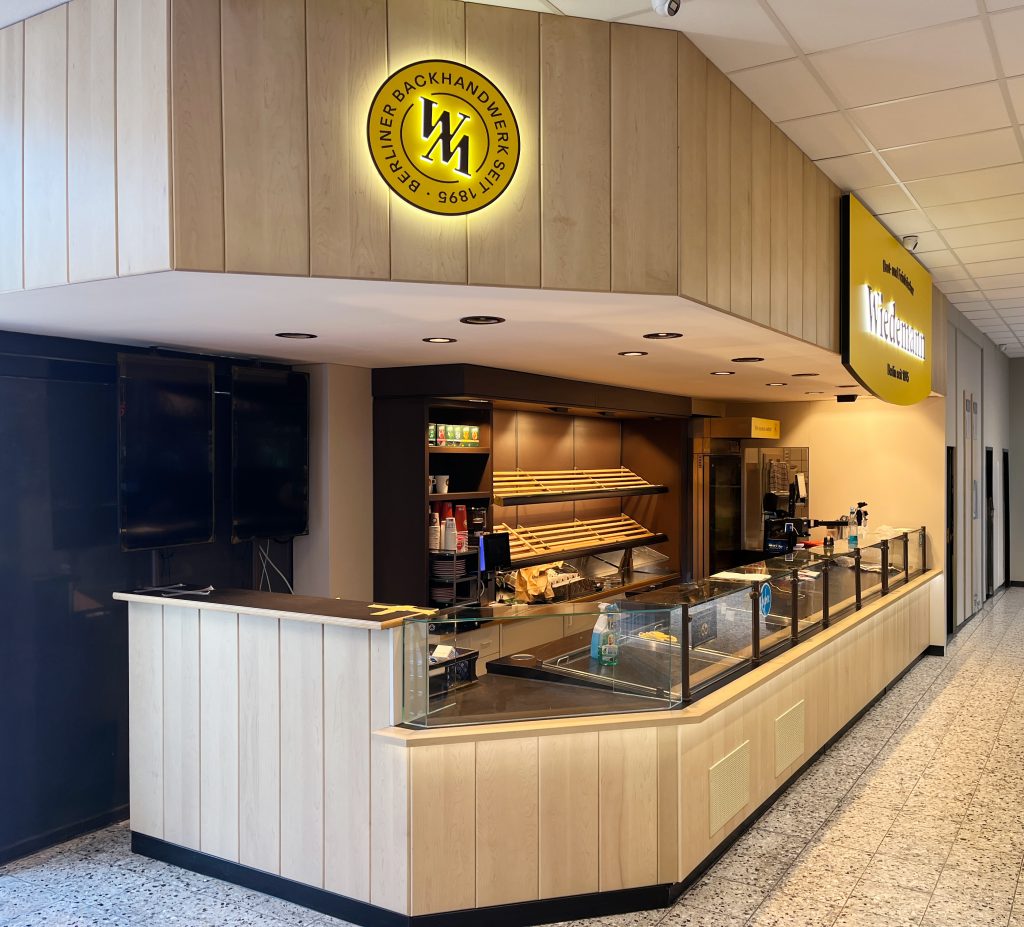 wiedemann facelift leuchtwerbeanlage dekupierte buchstaben rundes logo