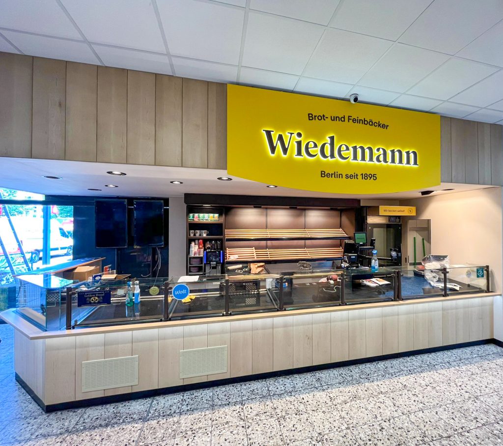 wiedemann facelift leuchtwerbeanlage dekupierte buchstaben seitlich