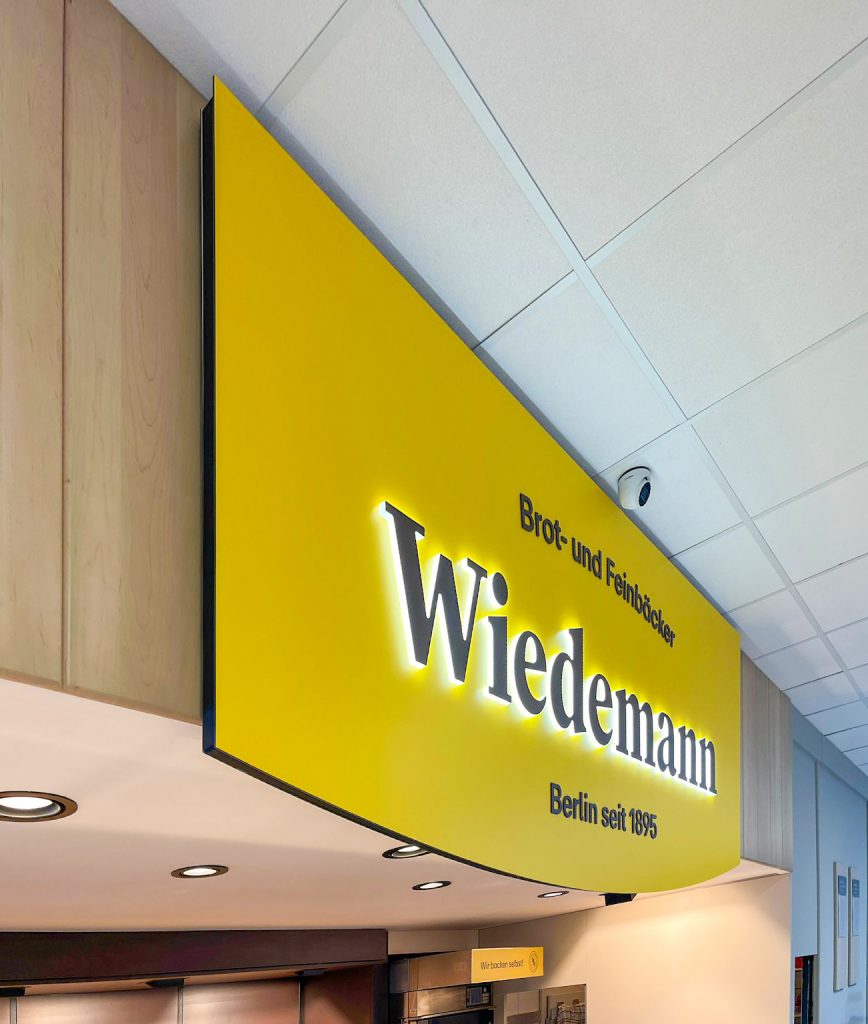 wiedemann facelift leuchtwerbeanlage dekupierte buchstaben seitlich nah